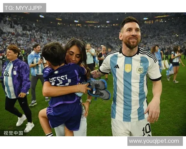 足球明星与妻子甜蜜合影展现幸福生活瞬间